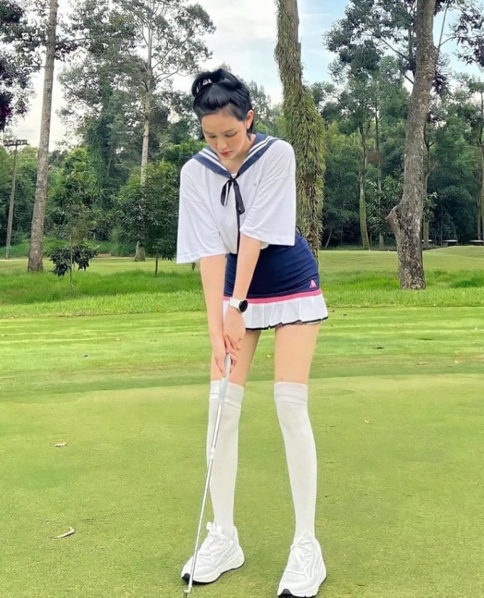 hiền hồ chơi golf