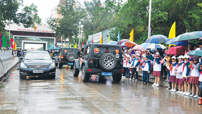 Khách du lịch Trung Quốc được lái xe sang thành phố Hạ Long