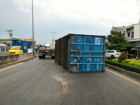 Thót tim container rơi xuống đường suýt đè chết 5 người