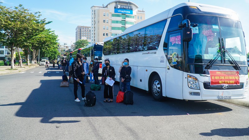 Hơn 700 người dân Quảng Ngãi rời ’tâm dịch Đà Nẵng’ về quê