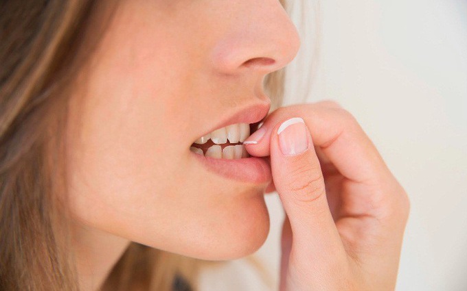 Cắn móng tay - thói quen xấu có thể làm lây truyền Covid-19