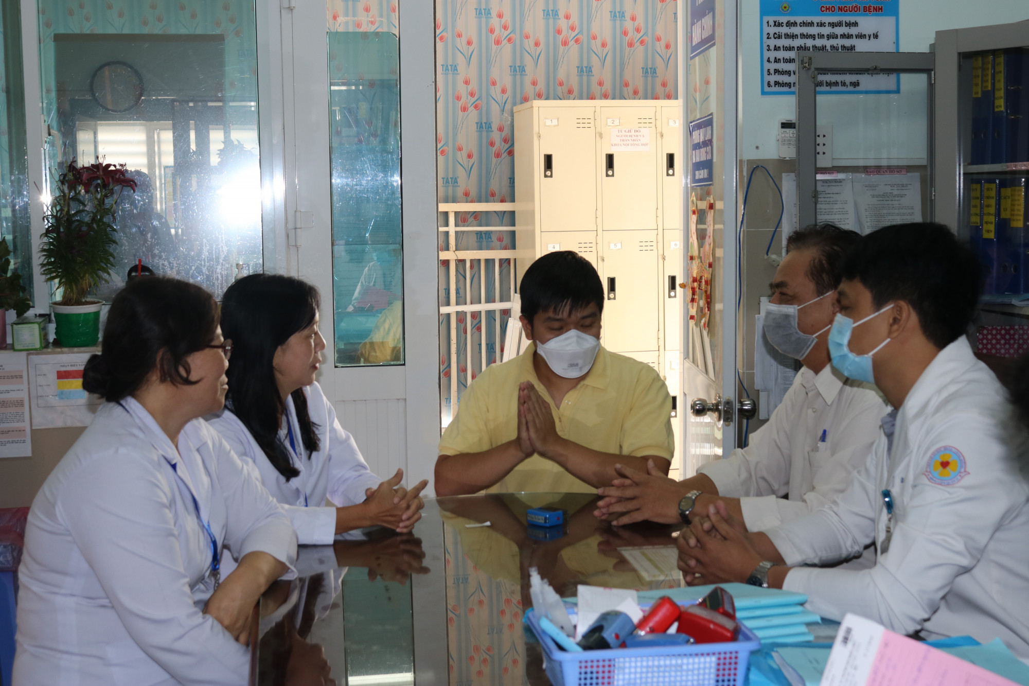 Bệnh nhân Li Zi Chao (28 tuổi, quốc tịch Trung Quốc) là người đầu tiên nhiễm virus corona  được các bác sĩ Việt Nam chữa hết bệnh.