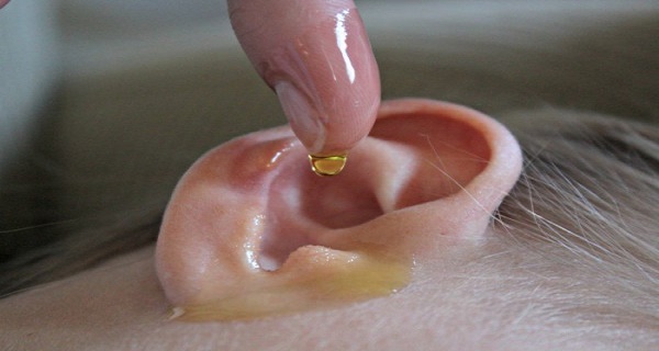 Sạch ráy tai với hỗn hợp dễ làm an toàn