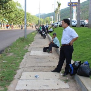 Bi hài vợ rình chồng ngoại tình, bị cướp trấn lột sạch nữ trang