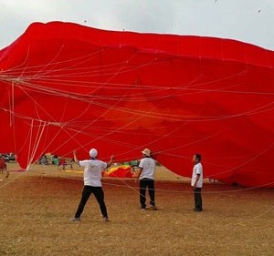 Một bé trai bị diều cuốn lên cao 20 mét rơi xuống đất